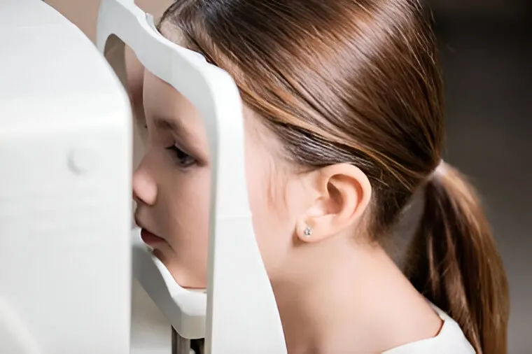 niña en examen visual